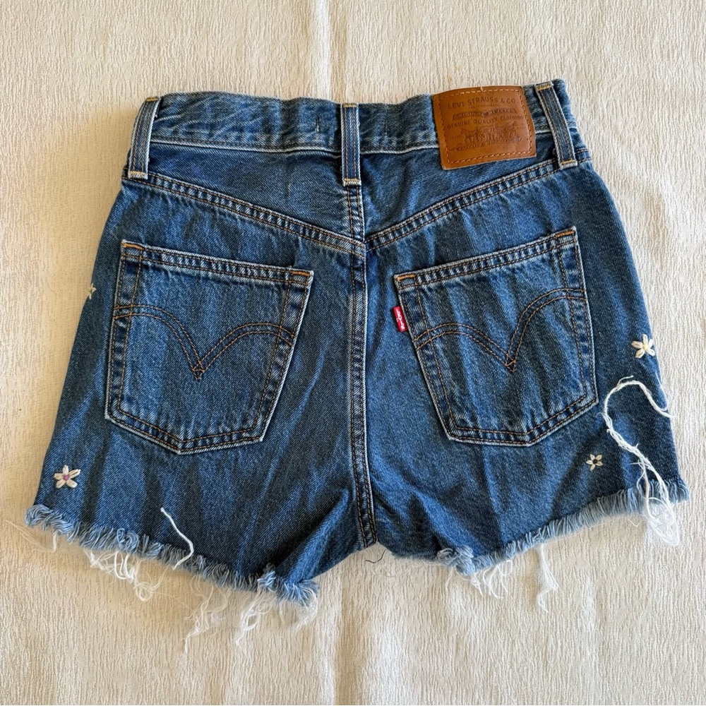 Levis Premium Womens Size W25 Ribcage Daisy Embroidered Denim Shorts - Picture 2 of 16